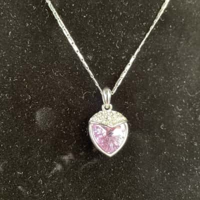 Silver Toned Chain With Large Purple Heart Shaped Gemstone. 