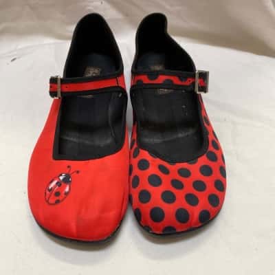  Womens  Size 37 Flats Black  / Red 