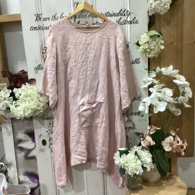 DI MODA BRAND! MADE IN ITALY! GORGEOUS FREE FLOWING ASYMMETRICAL HEMLINE DRESS! Womens  Size XXXL Midi Dress / Short Sleeve Dress  Pink  