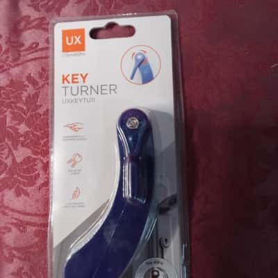 Key turning assistance device