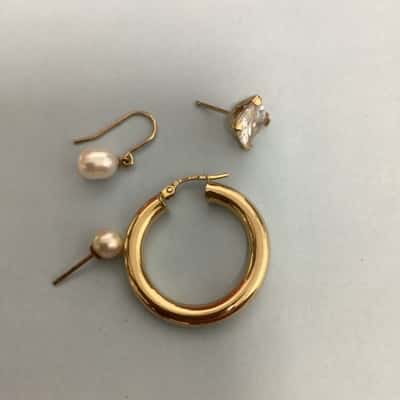 Scrap 9ct/375 Gold Mixed Earrings  4.1g