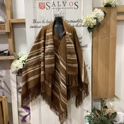 STUNNING WELL MADE PONCHO MADE OF 100% ALPACA! Unisex  Size One Size Poncho Beige / Brown / Pattern / Striped 