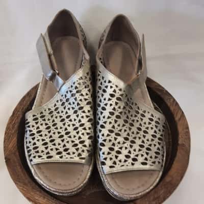 Django & Juliette  size 48 metallic finish perforated leather Gold / Silver sandals