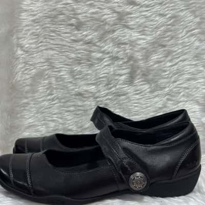  Womens  Size 12 Flats Black  / Silver shoes