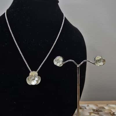 Floral Set – Silver-Tone Pendant Necklace & Earrings