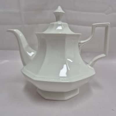 Johnson Brothers - Heritage Teapot in white - Made in England.