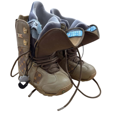 Burton Womens  Size 7 Snowboots