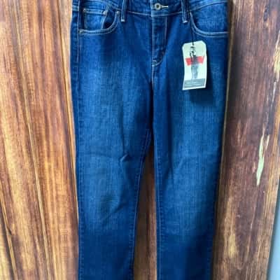 Levis Womens  Size 8 denim jeans new 