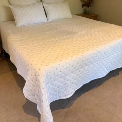 BNWT**Provincial Home Living. Coverlet, Celine White Cloud.  240cm x 260cm  with Matching Standard pillow cases and Euros.