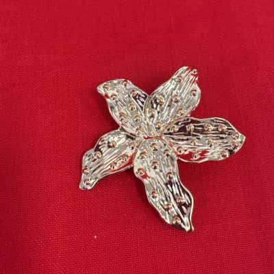  Women's Gold Tone Flower Brooch 