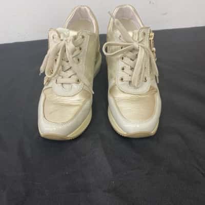  Womens  Size 39 Sneakers White 