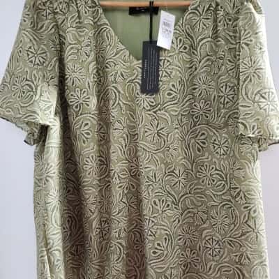 Jacqui-E Womens  Size 18 Blouse Cream / Floral / Green 