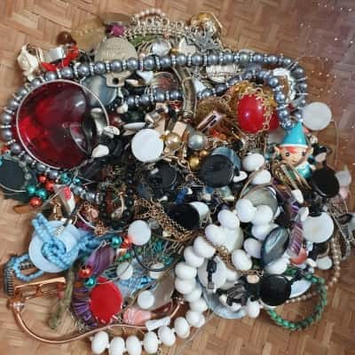 1kg Bag of Assorted Broken Jewellery 