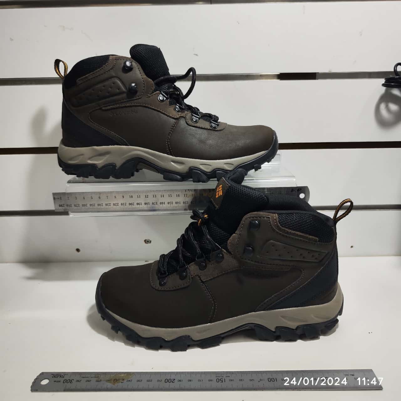 Mens Columbia Size 9 Hiking Boots (s)