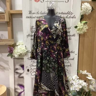 BRIDGEE BRAND! BNWT RRP $129.00! PLUNGING V-NECKLINE FLORAL MIDI LONG SLEEVE DRESS! Womens  Size 14 Floral Dress / Long Sleeve Dress / Midi Dress Black  / Floral / Multicoloured / Pattern 