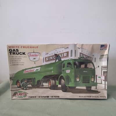 Atlantis 1:48 White-Fruehauf Sinclair Gas Truck Model Kit 