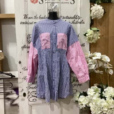 FRIA BRAND! SILVER WISHES COLLECTION! Womens  Size 16 Button Up Top Blue / Pink  / Striped / White! STUNNING STRIPED BUTTON UP TOP! HAS STITCHING IN THE WAIST LINE! GREAT FOR DRESSING UP OR DOWN! SLEEVES CAN BE BUTTONED UP FOR SHORTER LENGTH!
