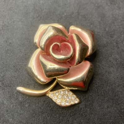 Women's Brooch Gold toned flower with pink enamel and diamantes 