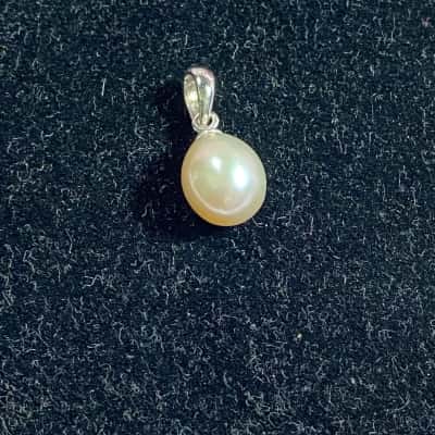FRESHWATER PEARL PENDANT SET IN SILVER