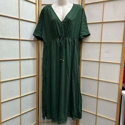 New With Tags BLOOMCHIC Women's Size 18-20 Textured Split Hem Waist-Tie Maxi Dress/ Short Sleeve/ V-neck Dark Green