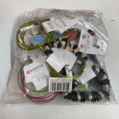 Small bag of assorted costume jewellery- please read description 
