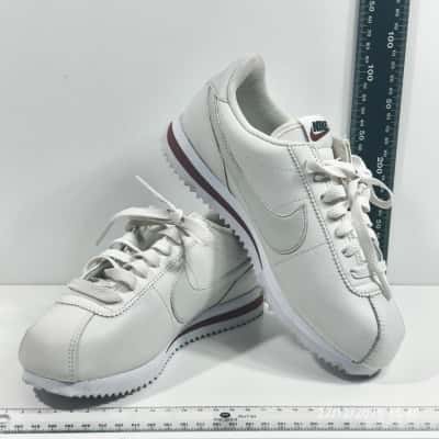 Nike Womens Size 5 Sneakers As Is 