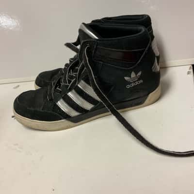 Adidas Mens  Size 6.5 hi top  suede Sneakers Black  / Silver 