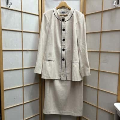 New With Tags THE LITTLE SHOP ON GLENFERRIE HILL Women's  Size 18 Vintage 2PC Suit / Button -up Jacket and Midi Skirt / Black  / Cream  RRP: $199.00
