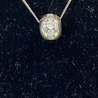  925 MARKED SILVER NECKLACE WITH A "iSTYLE" ROUND CHARM WITH CLEAR STONES 