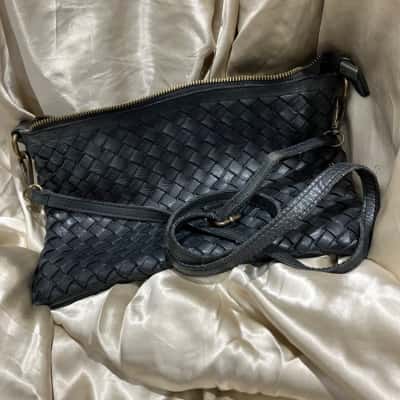 Borse in Pelle  Womens  Woven Cross Body Bag Black  