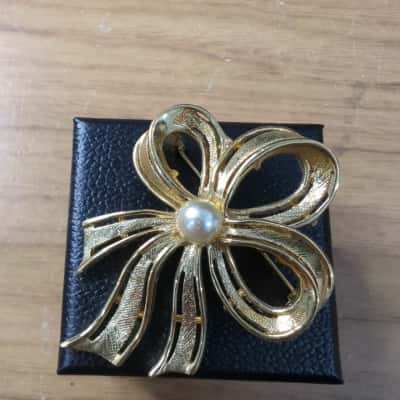  Womens Gold Tone Bow Brooch 