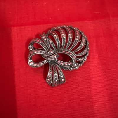  Women's Brooch featuring a Detailed Bow Design Embellished with Sparkling Marcasite Stones