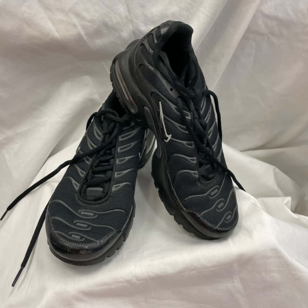 womens all black tns