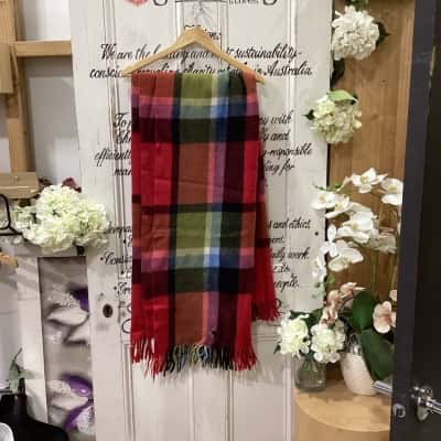 AN ONKAPARINGA PURE WOOL BLANKET! MADE WITH 100% WOOL! BEAUTIFUL TARTAN PATTERN WITH FRINGE DETAILS!