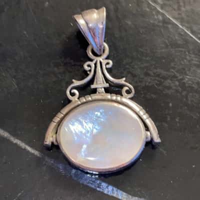  Women's Pendant spins-black /white sides 