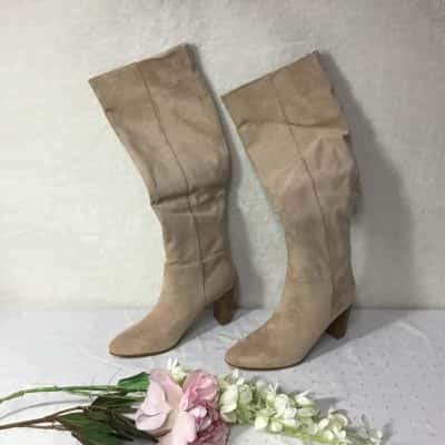 Billini Womens Size 8 Beige Pebble Suede Block Heel Knee Boots(new)