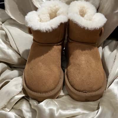 UGG Australia Kids  Size 6 / 7 Shoes Brown 
