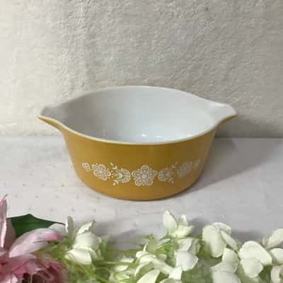 Vintage Pyrex Yellow / White Floral Pattern 2 1/2 QT Casserole Dish