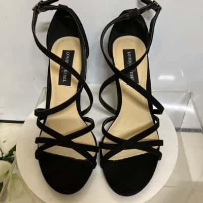  Womens  Size 8 Heels Black  
