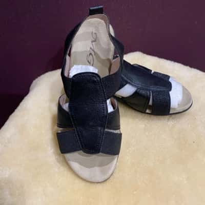  Womens  Size 5 Black  sandal