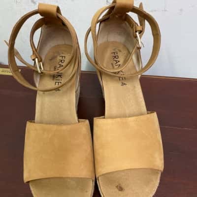 Frankie4 Womens  Size 7.5 Wedges Brown 