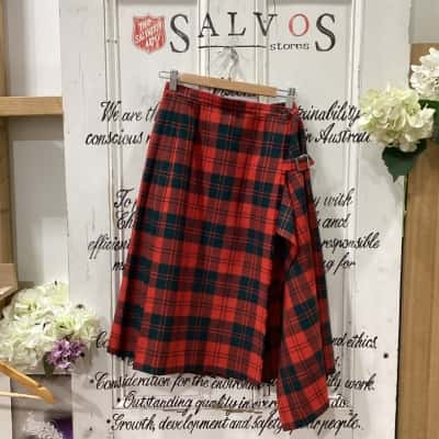 Fletcher Jones Brand! VINTAGE 100% WOOL WRAP SKIRT! Womens  Size 8 A-Line Skirt / Wrap Skirt Checked / Green / Pattern / Red 