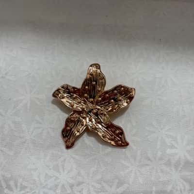  Classy Lily Flower Gold Tone Costume Jewellery Brooch 
