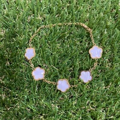  Womens Gold Tone White Flower Bracelet 