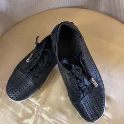  Womens  Size 39 Sneakers Black  / White 