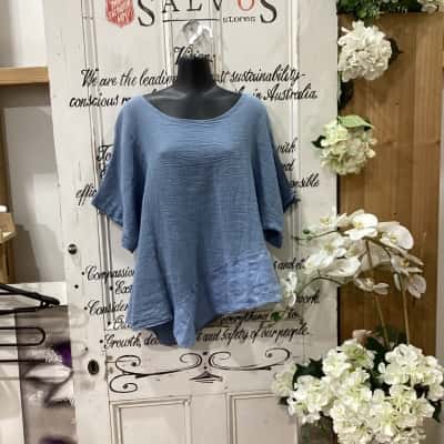 MADE IN ITALY! Womens  Size S Short Sleeve Top Blue! BEAUTIFUL OVERSIZED ASYMMETRICAL HEM SHIRT! MADE WITH A COTTON LINEN BLEND! GREAT WITH A PAIR OF JEANS OR SHORTS! DUSTY BLUE COLOUR! 