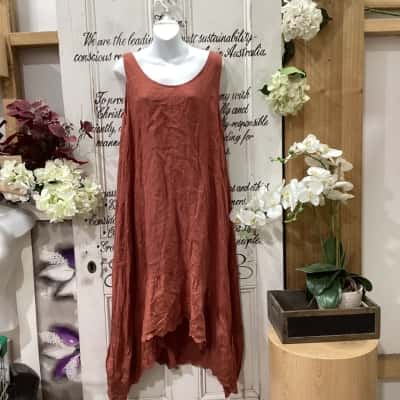 LUNGO L’ARNO BRAND! MADE IN ITALY! AN ABSOLUTE STUNNING SIMPLE BODICE WITH FEMININE LACY HEM DETAILING! Womens  Size M Maxi Dress / Sleeveless Dress  Burnt Orange 