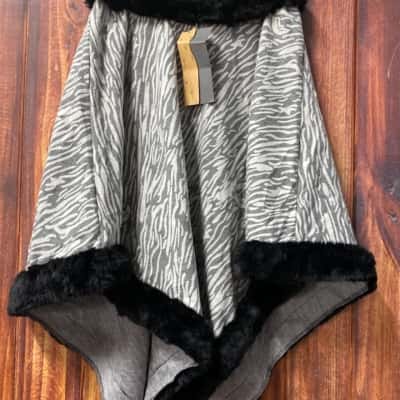 Liz Jordan  poncho Size XS Animal print / Black  new 