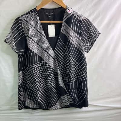 Liz Jordan Womens  Size S Short Sleeve Shirt Black  / Pattern 