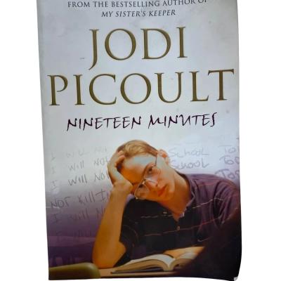 Nineteen Minutes Jodi Picoult Paperback 